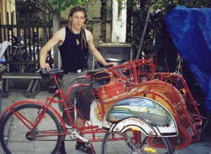 Рикша Маркус демонстрирует "Красную рикшу-повозку". Я видел похожие  на велозаводе в Йошкар-Оле.